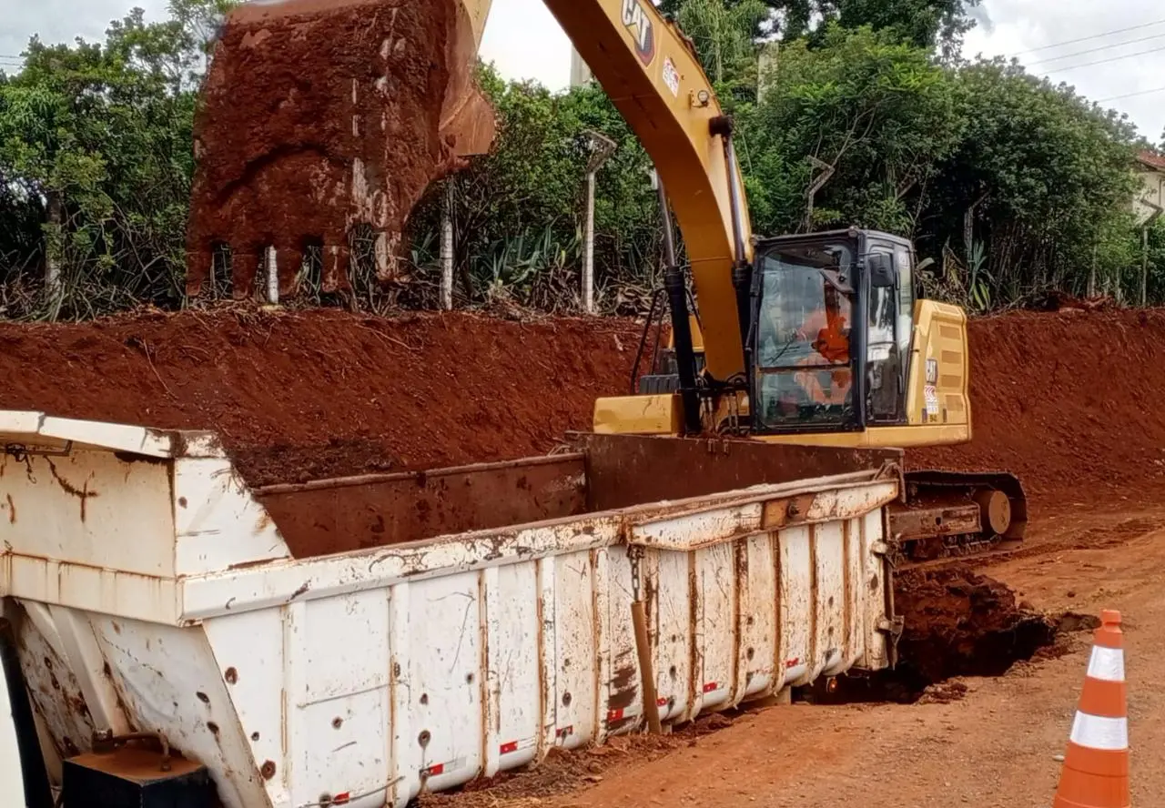 Carga com Escavadeira e Caminhão Basculanate