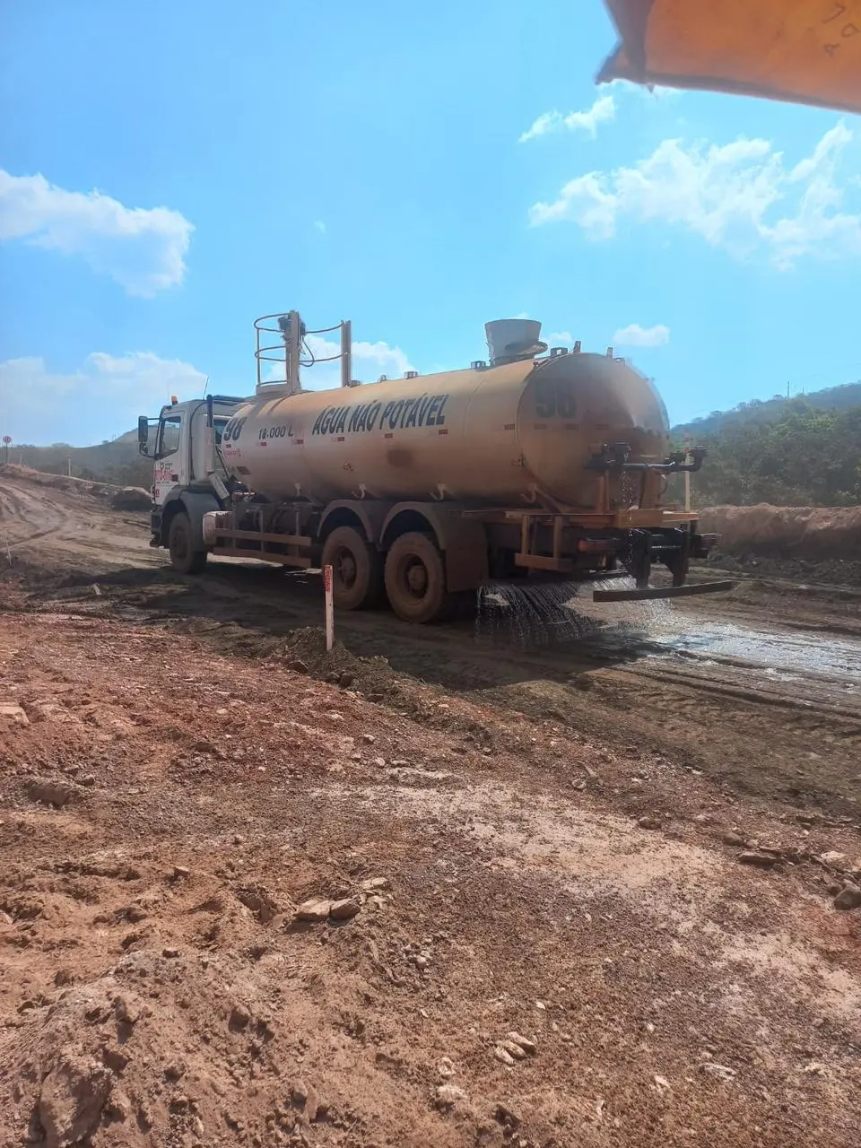 Umidificação com caminhão pipa.