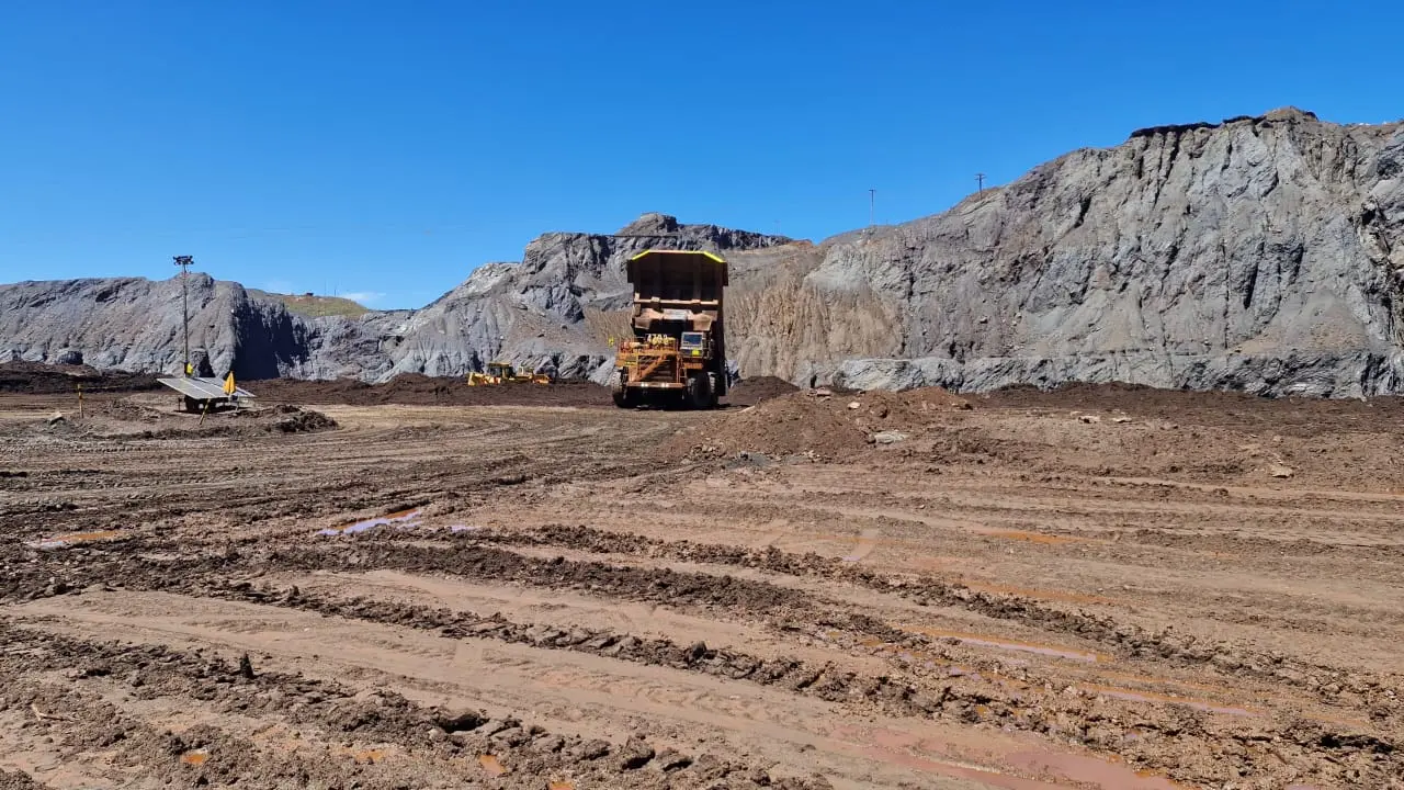 Descarga de material com caminhão fora de estrada